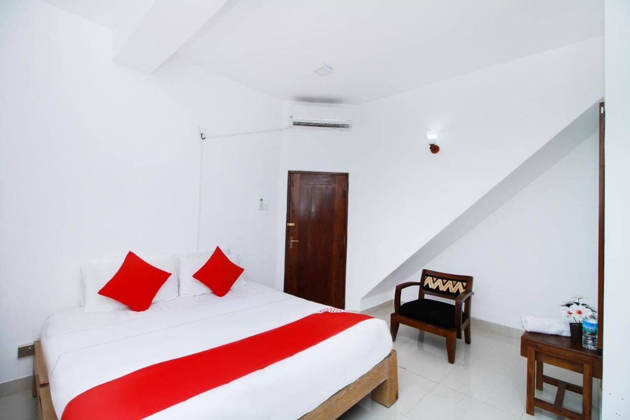 Hotel By The C Uswetakeiyawa Dış mekan fotoğraf